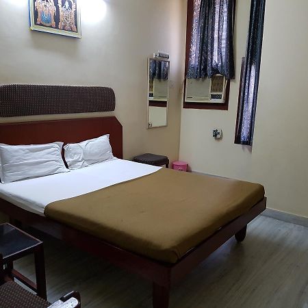 Hotel Sri Sai Residency Tirupati Esterno foto