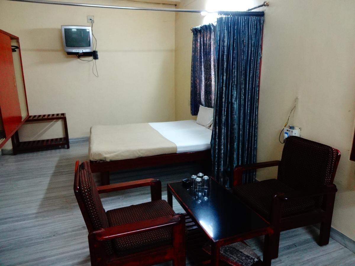 Hotel Sri Sai Residency Tirupati Esterno foto