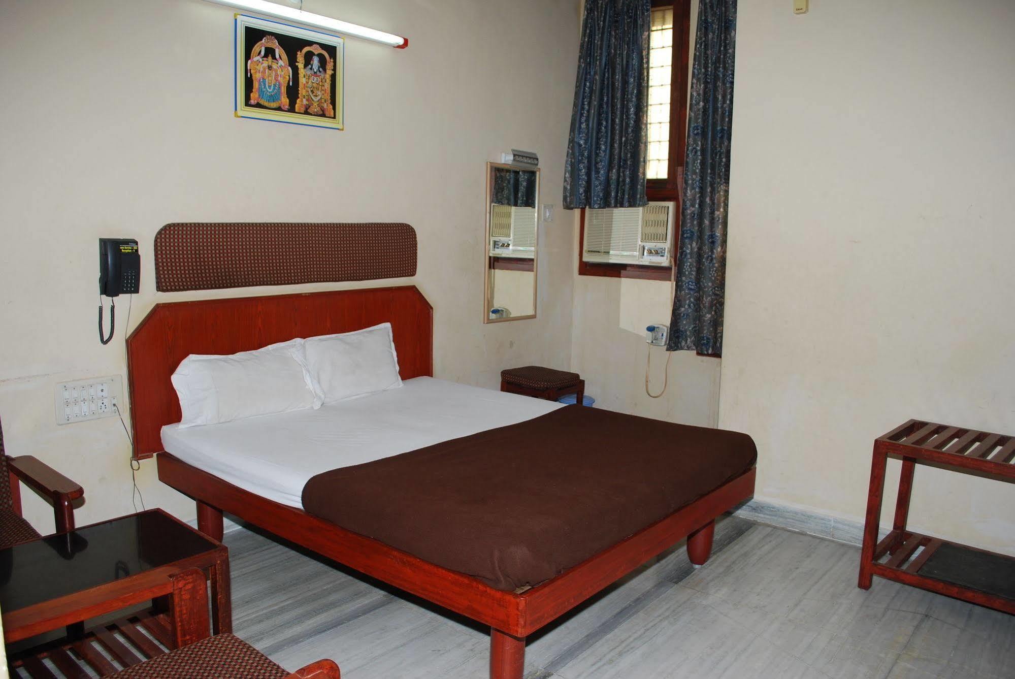 Hotel Sri Sai Residency Tirupati Esterno foto