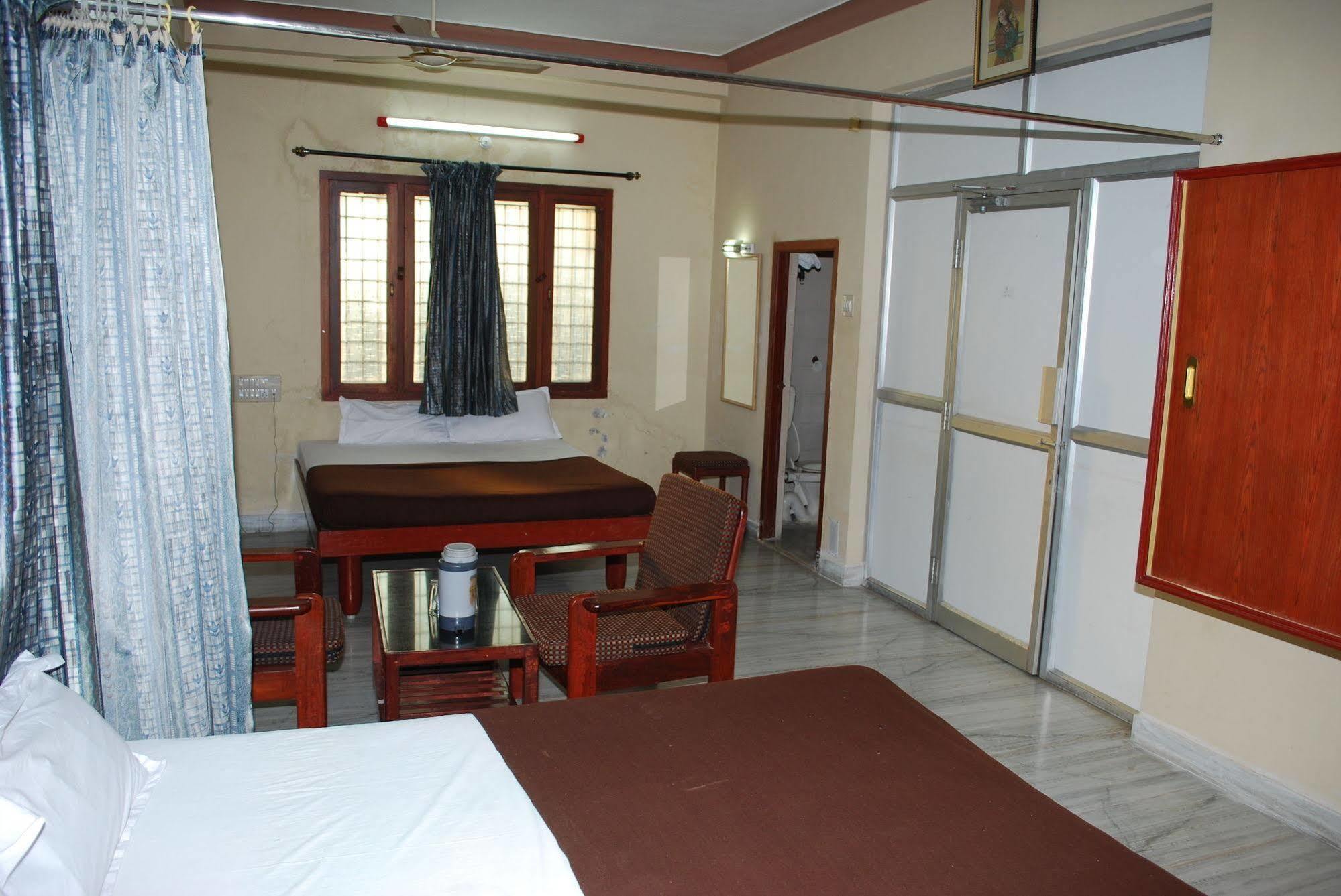Hotel Sri Sai Residency Tirupati Esterno foto