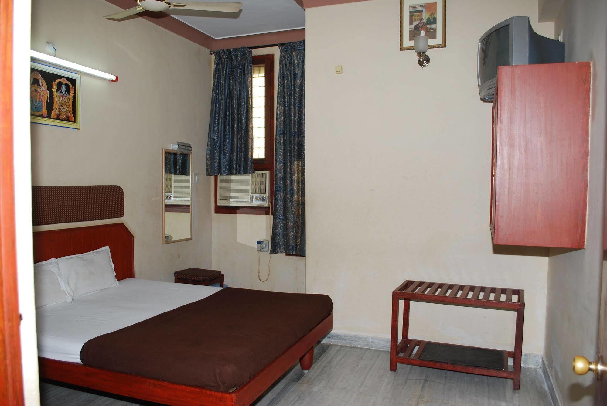 Hotel Sri Sai Residency Tirupati Esterno foto