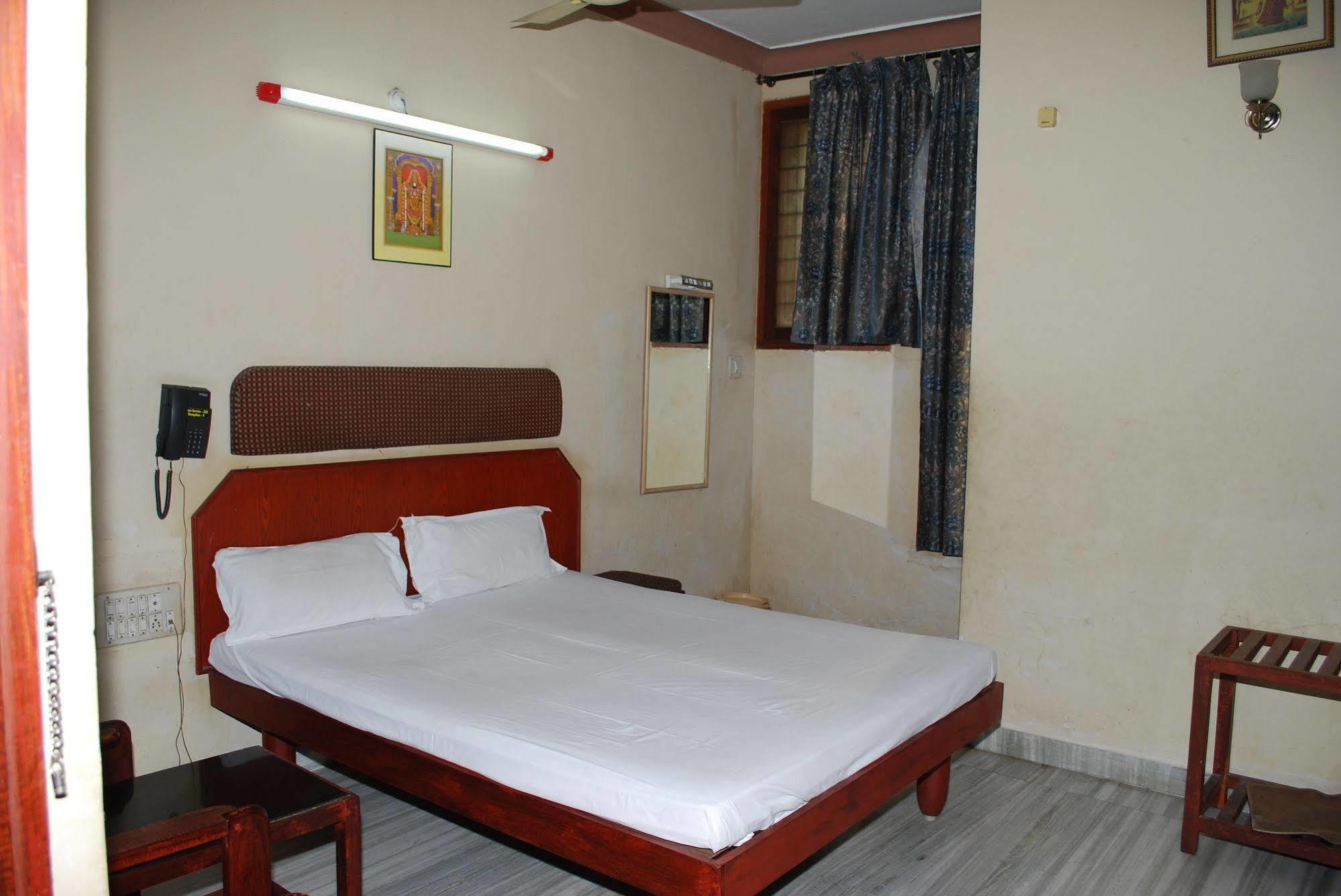 Hotel Sri Sai Residency Tirupati Esterno foto
