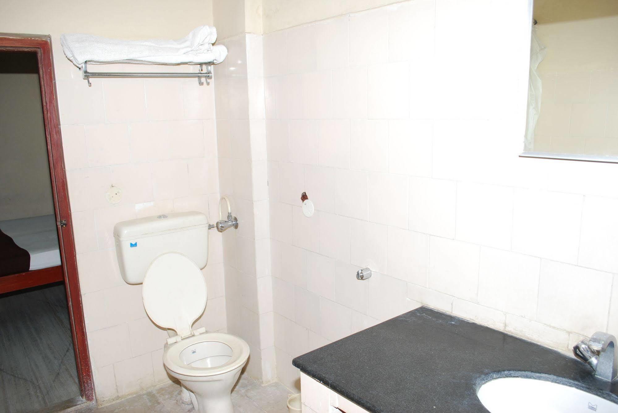 Hotel Sri Sai Residency Tirupati Esterno foto