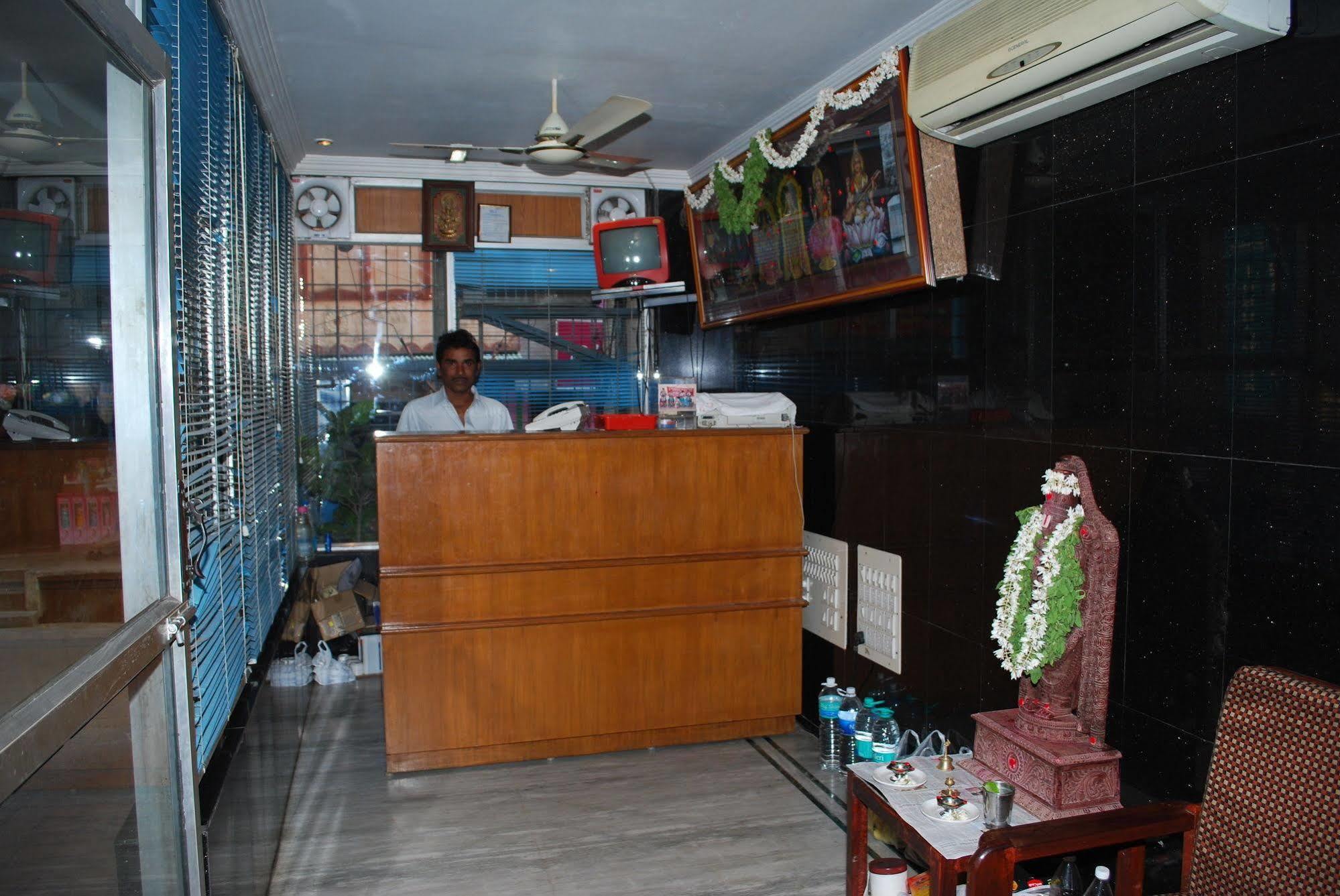 Hotel Sri Sai Residency Tirupati Esterno foto