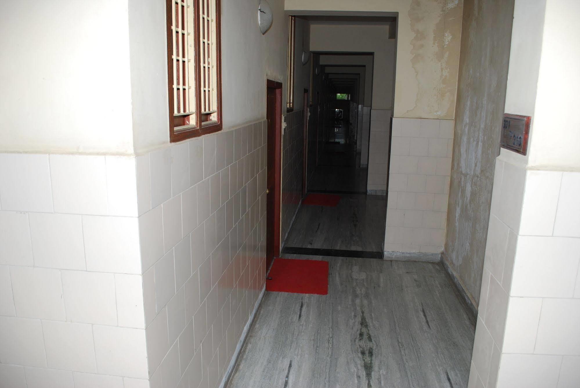 Hotel Sri Sai Residency Tirupati Esterno foto